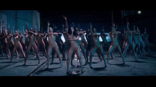 Totalmente desnuda, Cardi B baila y desafía la censura con su nuevo video