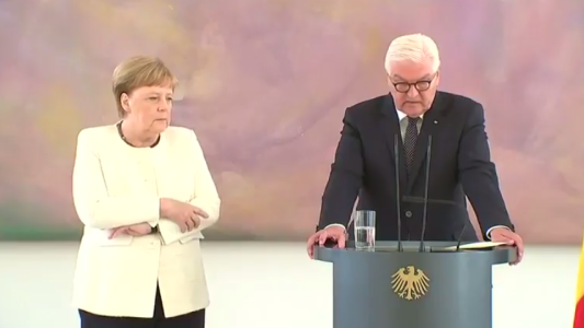 La salud de Merkel: volvió a temblar en un acto