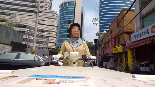 La "señora del yogurt" recorre las calles de Seúl
