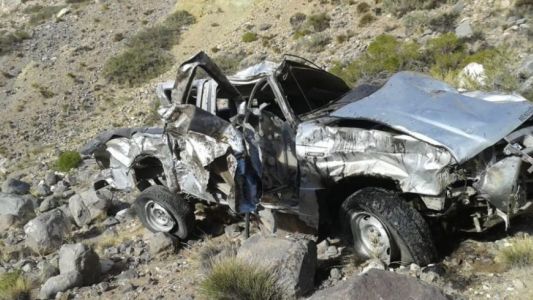 Una ráfaga de viento hizo desbarrancar una camioneta y terminó como una latita abollada