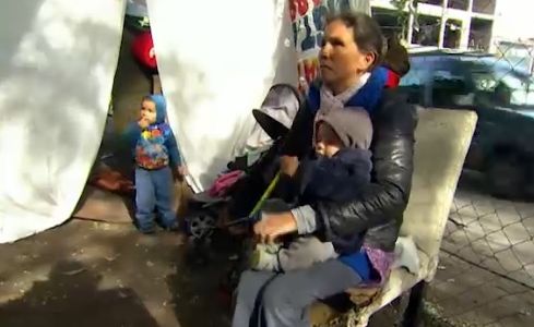 Marcela y sus niños viven en una casa de cartón en General Paz