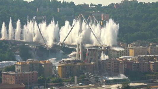 Impactante implosión del puente de Génova que había causado 43 muertes