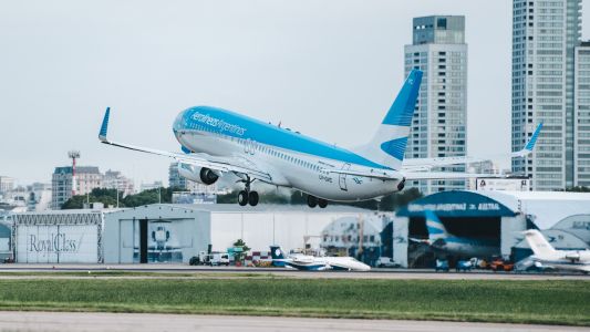 Aerolíneas Argentinas: autorizan a contratar servicios extranjeros para reparar los aviones