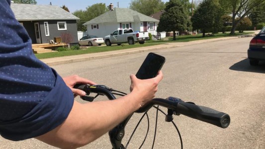 Multarán a quienes usen el celular mientras circulan en bicicleta