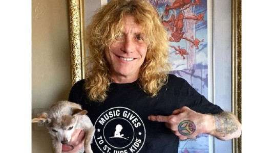 Internaron a Steven Adler: el exbaterista de Guns N' Roses se clavó un cuchillo en el estómago