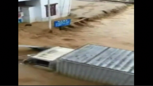 Así arrastraba el agua un camión tras la tormenta