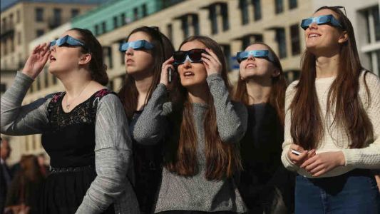 Mirar directamente a un eclipse puede quemar el ojo y provocar ceguera