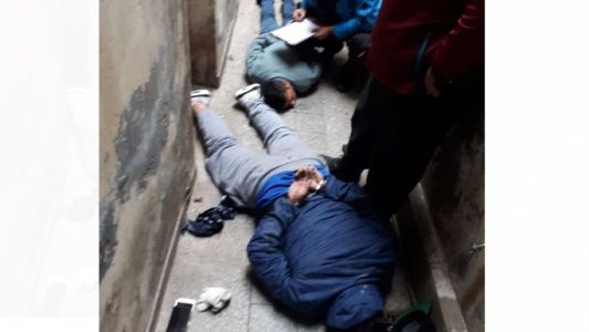 En medio del asalto a una familia, la hija de 16 años se escondió y llamó al 911