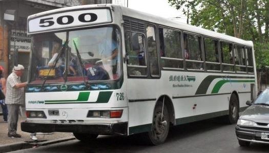 Chocó contra un colectivo, golpeó al chofer y le fracturó el cráneo