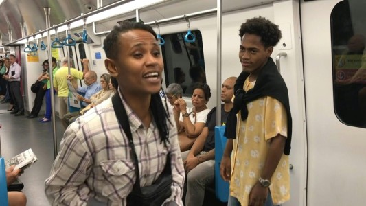 Artistas callejeros de Río resisten prohibición de actuar en el subte