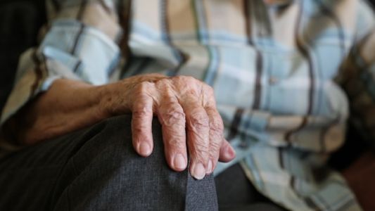 Lo drogaron en la cola del banco, le robaron la jubilación, joyas y documentos