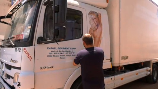 La Justicia le ordenó quitar la imagen de una mujer desnuda de su camión "por cosificación"