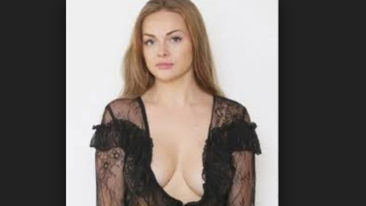 La joven que hicieron bajar del avión por tener un escote "demasiado hot y sin corpiño"