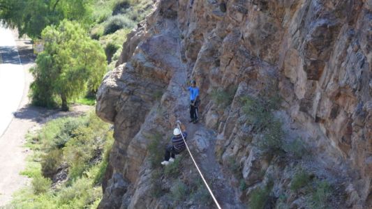 Un instructor se desplomó mientras practicaba tirolesa