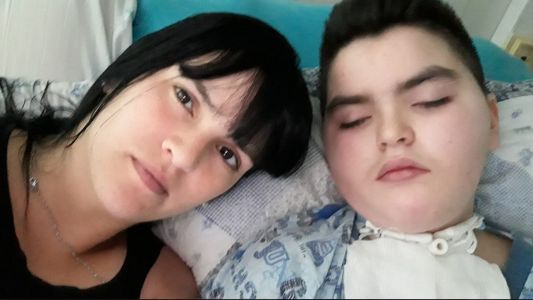 Tocó un poste electrificado: desde 2017 está internado en el Hospital de Niños de San Justo