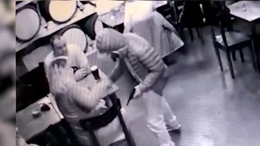 Mesa por mesa, ladrones desvalijaron a los clientes de una cervecería