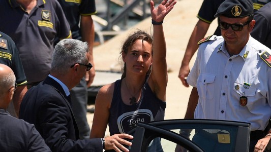 Quedó en libertad la capitana de barco que entró sin permiso y con 40 inmigrantes a un puerto de Italia