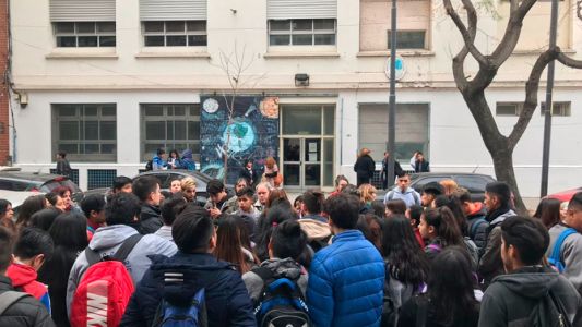 Un preceptor de una escuela de Flores fue denunciado por acoso y lo apartaron de su cargo