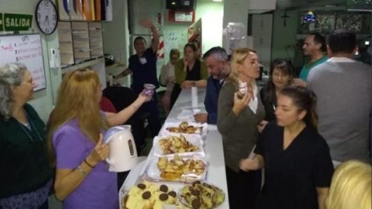 Escándalo: armaron una fiesta de despedida para un camillero a metros de terapia intensiva