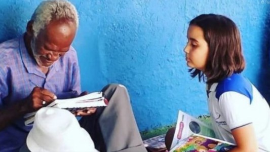 La nena de 9 años que le enseña a leer y escribir a un hombre de 68