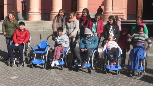 Entregaron 500 sillas de ruedas infantiles con nuevo diseño en todo el país