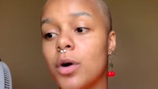 La instagramer que se quedó pelada en vivo mientras mostraba como decolorarse el pelo