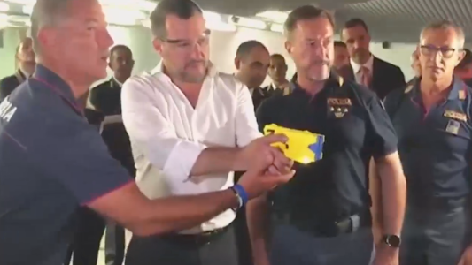 Salvini ya prueba las pistolas Taser