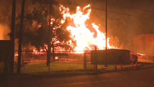 Llamarada Jim Beam: arde un depósito de whisky