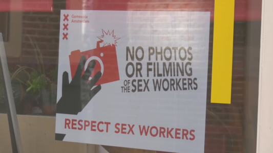 La primera alcaldesa de Amsterdam avanza sobre el famoso Barrio Rojo