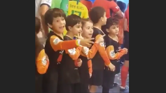 Así es la locura de los niños brasileños por Messi