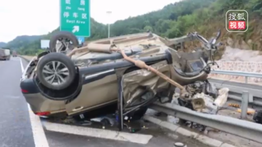 Un auto con una embarazada a bordo choca a toda velocidad y la mujer sale ilesa