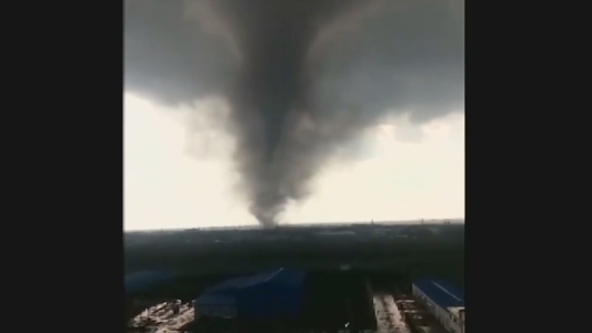 Inusual tornado mata a seis personas