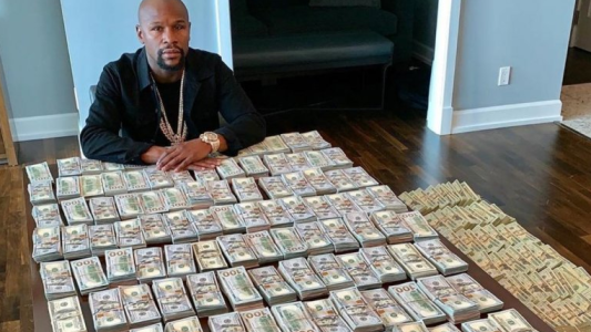 Mayweather apareció rodeado de millones de dólares y desató la polémica