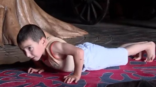 Video: el nene de 6 años que hizo 3.270 flexiones de brazo y se ganó un departamento