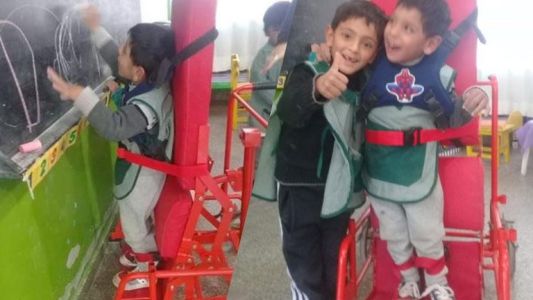 La conmovedora historia de Bastián, el niño con parálisis cerebral que logró pararse por primera