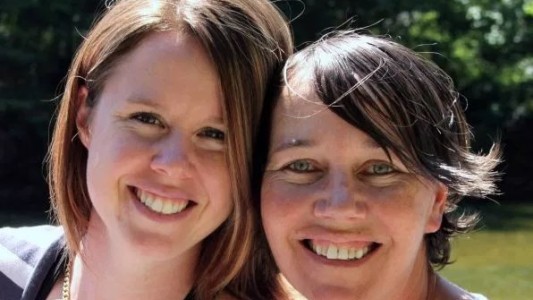 Una mujer dejó a su novia, se fugó con sus hijos y el donante de esperma