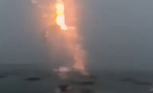 Video: un rayo cayó sobre el mástil de un velero amarrado