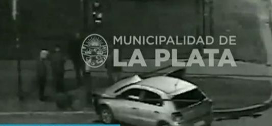 Video: dobló, calculó mal y volteó un semáforo