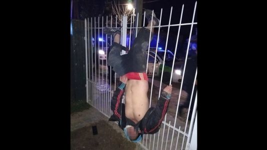Un ladrón quedó colgado de la reja de la casa donde estaba robando