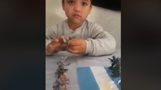 Nene de 5 años juega con sus soldaditos a la guerra de Malvinas: "¡A resistir hasta que nos las devuelvan!"