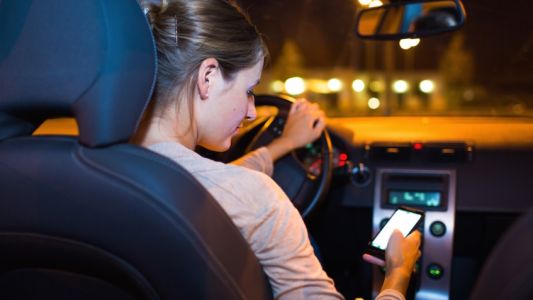 Alarmante: la mitad de los conductores usa celular, GPS y aplicaciones mientras maneja