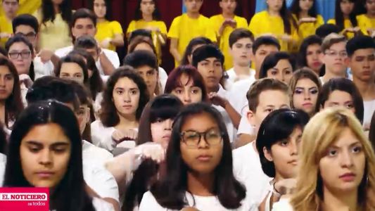 Día de la Independencia: alumnos interpretan el himno con lengua de señas argentina