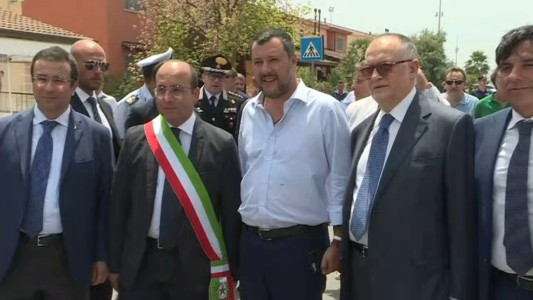 Cierran el mayor centro para migrantes de Europa