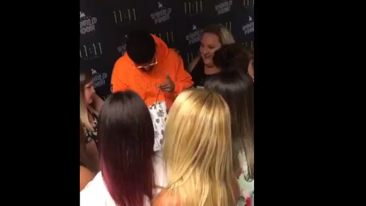 Maluma recibe un inesperado regalo sexual de sus fans
