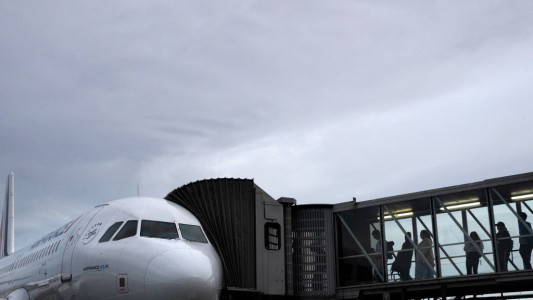 Francia cobrará una tasa "verde" a los pasajeros de avión por el impacto medioambiental