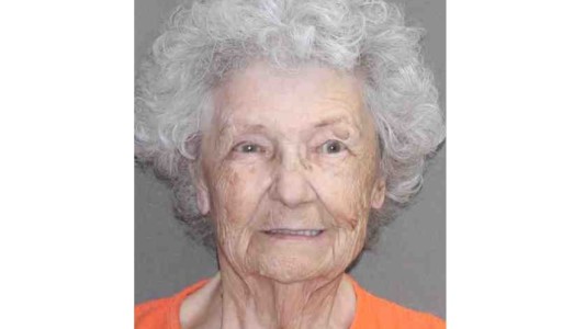 Arrestaron a una mujer de 84 años por haber asesinado a su marido hace tres décadas