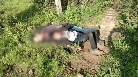 Otra foto que muestra el drama de la inmigración: un nene sobrevivió junto al cuerpo de su padre degollado