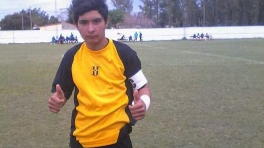 Teníia 17 años, atajó un penal con el pecho, festejó y murió en medio del partido