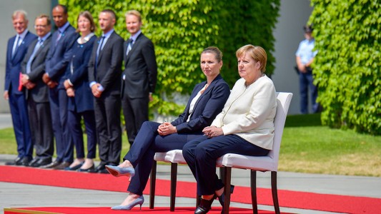 Tras una nueva crisis de temblores, Merkel rompió el protocolo y se sentó en un acto