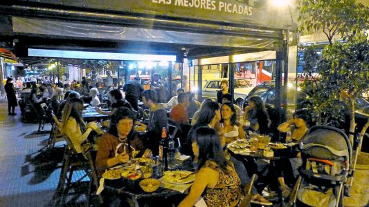 Los locales dejan de pagar por tener mesas y sillas en la calle